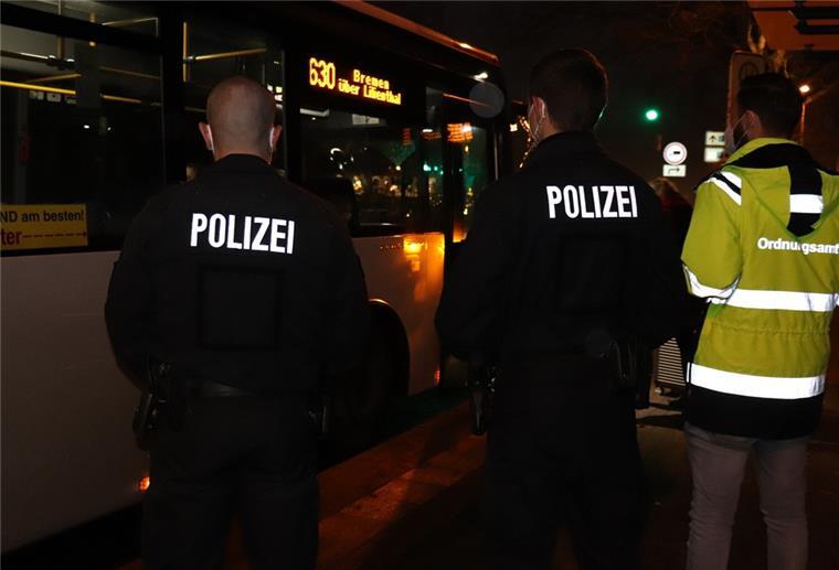 Zeven: Landesweite Corona-Kontrollen im ÖPNV Polizei und Ordnungsamt kontrollieren frühmorgens die Einhaltung der Corona-Regeln im ÖPNV, hier in Zeven am Busbahnhof.