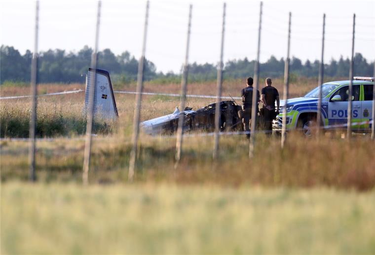 Neun Tote bei Flugzeugabsturz in Schweden Polizei und Rettungsdienste sind auf dem Flughafen Örebro im Einsatz.