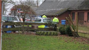 Polizei- und Rettungskräfte kontrollieren das Gelände des Bauernhofs in Osterbruch.