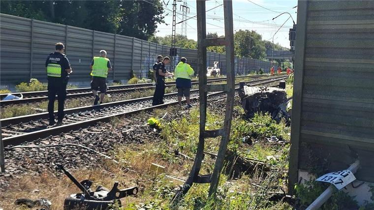 Nach tödlichem Unfall: Bahnstrecke zwischen Bremerhaven und Bremen gesperrt Unfall an Bahnschranke. Polizei und Sachverständige ermitteln nach einem tödlichen Unfall an einem Bahnübergang. Ein Autofahrer ist bei dem Unfall mit einem Personenzug ums Leben gekommen.