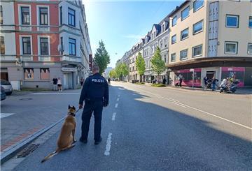 Polizei und Zoll waren bei dem Einsatz auf der Rickmersstraße auch mit Spürhunden unterwegs.