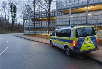 Polizei vor dem Parkhaus in Stade. Hier wurde vor einigen Tagen ein Mann schwer verletzt aufgefunden. 