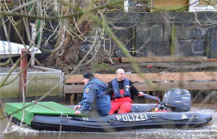 Polizeibeamte aus Oldenburg waren am Donnerstag in Otterndorf erneut auf der Suche nach dem vermissten Sören K. aus Altenbruch.