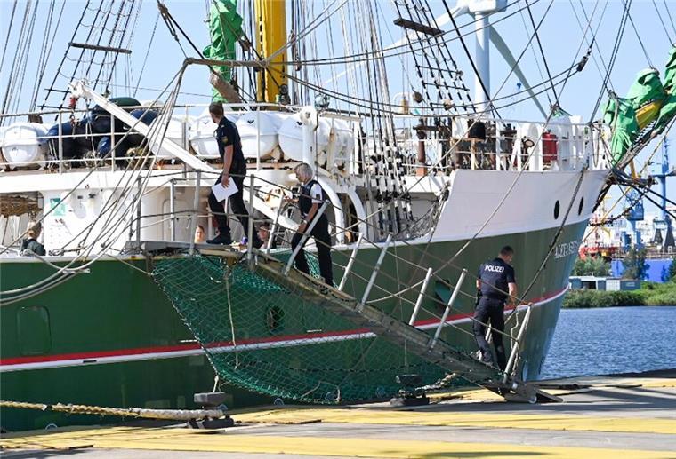 Nach Kollision: Polizei ermittelt gegen Kapitän der „Alex II“ Polizeibeamte gehen im Fischereihafen an Bord der "Alex II".