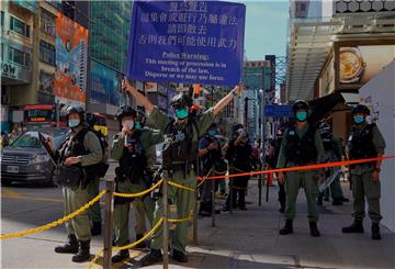 Polizeibeamte in Hongkong stehen in Bereitschaft und warnen vor Protesten gegen das umstrittene nationale Sicherheitsgesetz. 