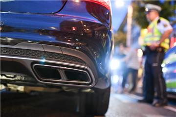 Polizeibeamte kontrollieren sogenannte Autoposer.