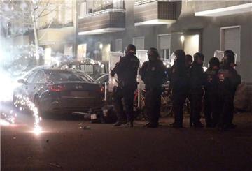 Polizeibeamte stehen hinter explodierendem Feuerwerk. 
