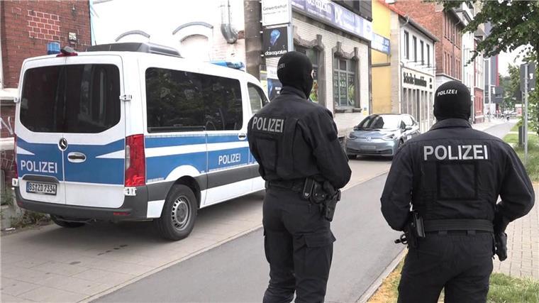 Niedersachsen verbietet salafistischen Verein Polizeibeamte stehen vor einem der durchsuchten Objekte in Braunschweig.
