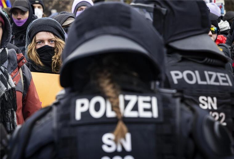Poilzeigewalt: Kritik an Polizeieinsatz bei AfD-Parteitag in Riesa Polizeieinsatz in Riesa: Demonstranten erheben schwere Vorwürfe