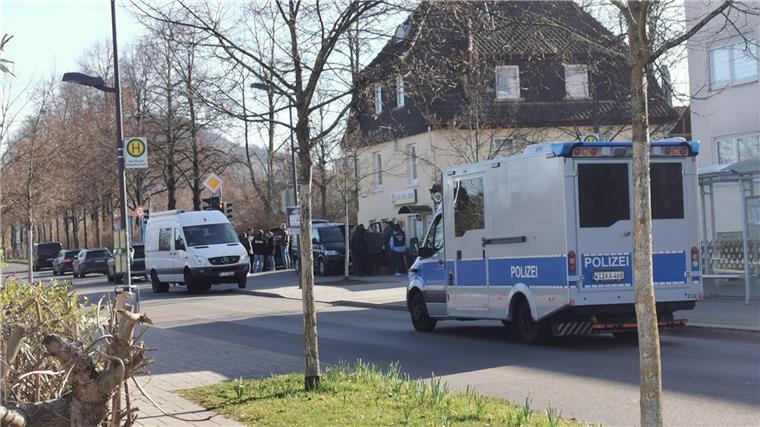 SEK-Beamter bei Durchsuchungen angeschossen Polizeifahrzeuge stehen in einer Straße in Reutlingen.