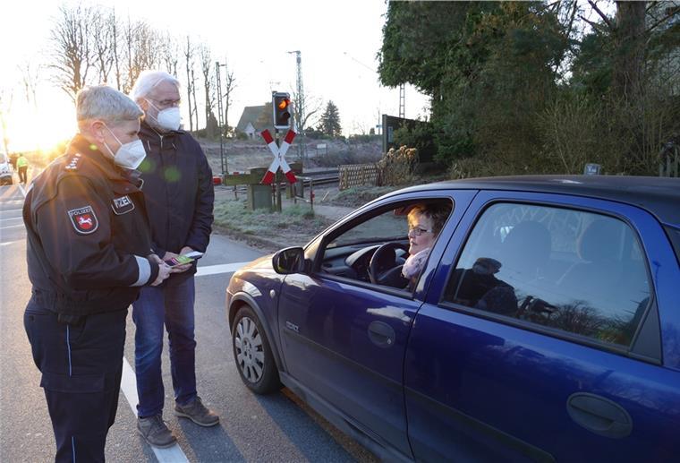 Polizeihauptkommissarin Anja Haßelhorn-Oonk vom Polizeikommissariat Schiffdorf und Leo Mahler, Geschäftsführer des Loxstedter Präventionsrats, informieren eine Autofahrerin.