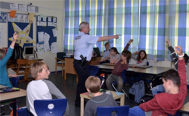 Polizei klärt auf: Tödliche Gefahren am Gleis Polizeihauptmeister und Präventionsbeauftragter der Bundespolizeiinspektion Bremen Detlef Moors zeigt den Viertklässlern eindrucksvoll auf, wie gefährlich es sein kann,auf Bahnhöfen und an den Bahngleisen sich nicht an die Vorschriften zu halten. Foto Ulich