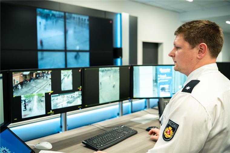 Mehr als 50 neue Kameras rund um Bremer Hauptbahnhof Polizeikommissar Marco Walker schaut sich im Polizeipräsidium Bremen die Live-Aufnahmen der Überwachungskameras vom Bremer Hauptbahnhof an.