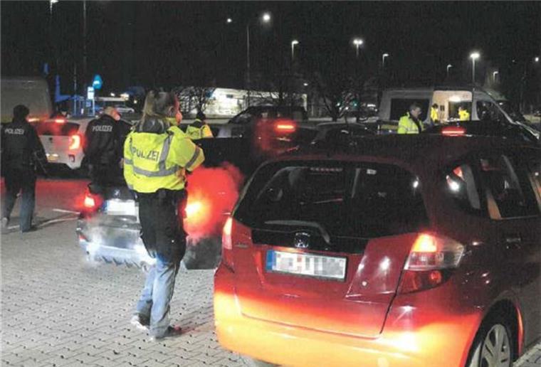 Corona-Treffpunkt am Kaisenplatz in Bremerhaven Polizeikontrolle auf dem Wilhelm-Kaisen-Platz: Dort treffen sich seit Anfang des Jahres abends und nachts immer mehr jüngere Autofahrer.