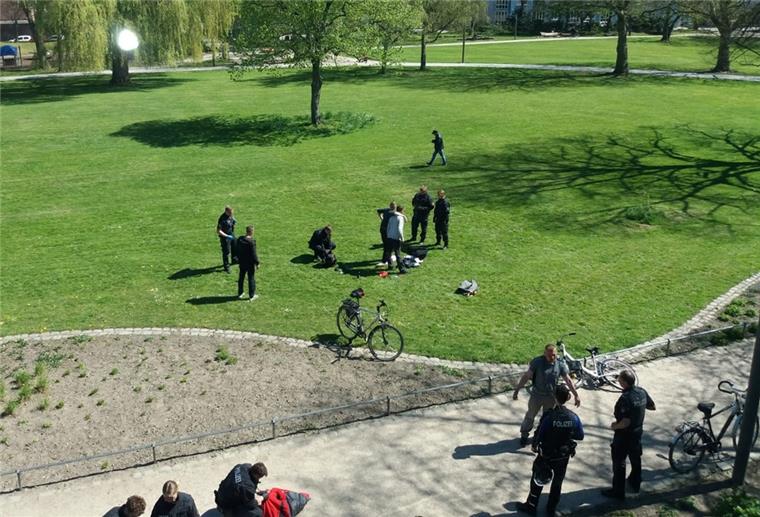 Polizeikontrolle im Stadtpark Lehe.