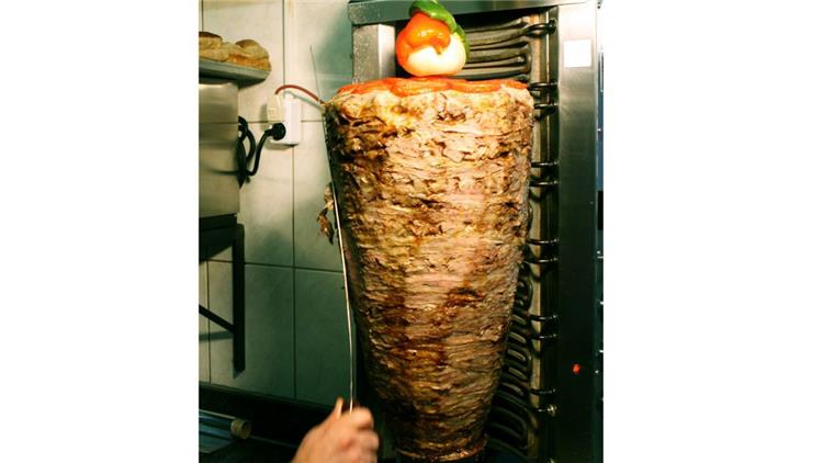 Kontrolle bei Vechta: Polizei stoppt ekligen Döner-Transport Polizeikontrolle in Vechta: 20 Dönerspieße lagen auf einer verdreckten Ladefläche.