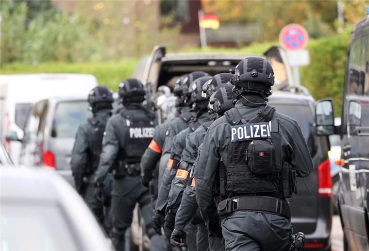 Lehrerin an Hamburger Schule mit Schusswaffe bedroht, Verdächtige fliehen (Update 10) Polizeikräfte riegeln in Blankenese den Bereich um die Schule ab. Zwei Jugendliche oder Kinder sollen am Mittwochmittag mit einer Schusswaffe in der Schule gewesen sein und möglicherweise eine Lehrerin bedroht haben.