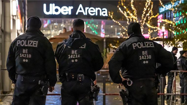 Keine Vorfälle vor Alba-Spiel gegen Maccabi Polizeikräfte stehen vor der Partie Alba gegen Maccabi vor der Arena am Berliner Ostbahnhof.