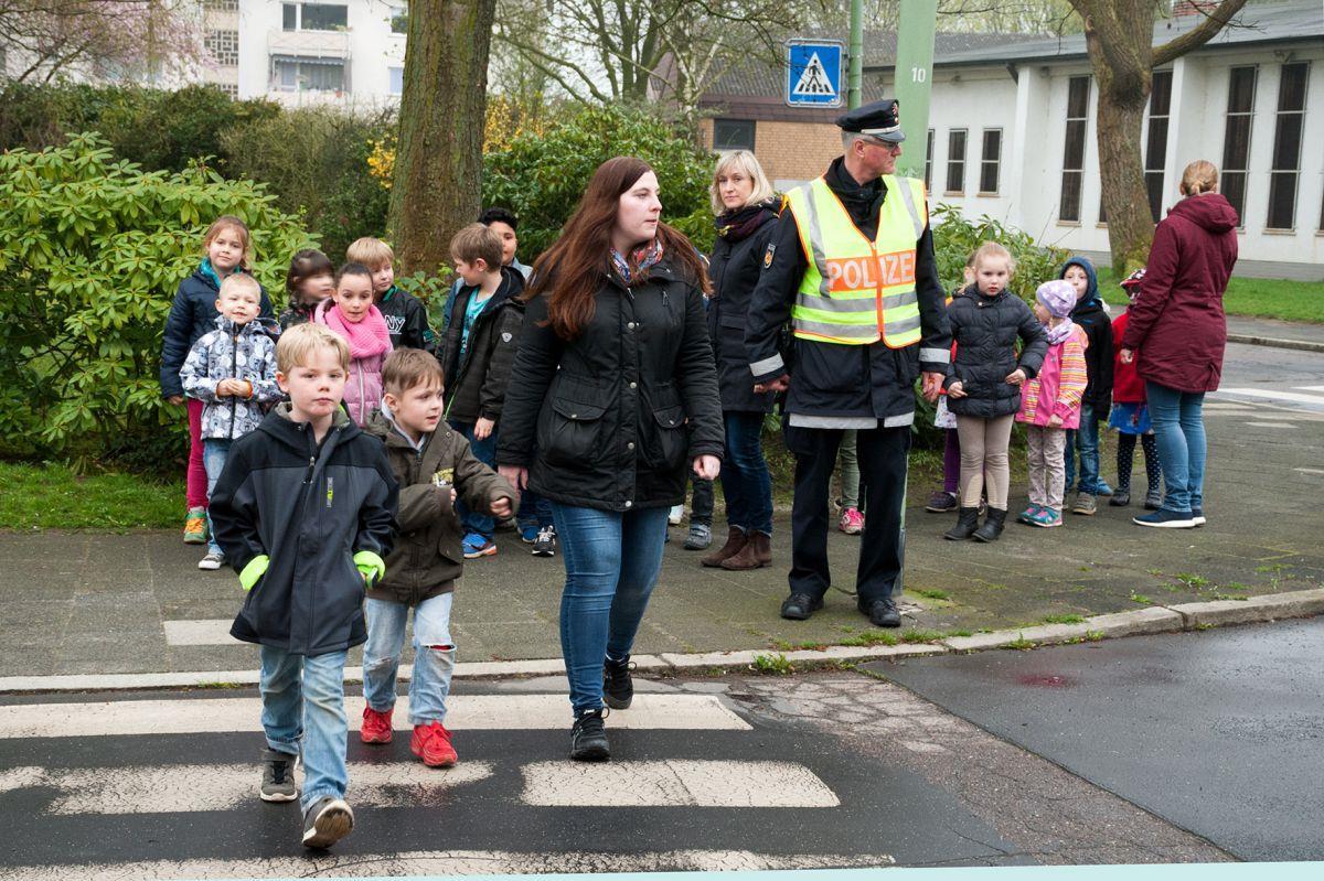 Der Amerika Express "rollt" seit heute durch Lehe Polizeioberkommissar Rolf Dietrich zeigt den Kindern der Eisbären-Gruppe das richtige Verhalten im Straßenverkehr.