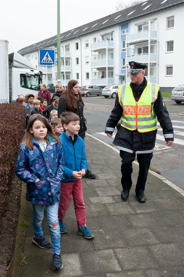 Zusammengefasst! Der Mittwoch im nord24-Land Polizeioberkommissar Rolf Dietrich zeigt den Kindern der Amerikanischen Schule das richtige Verhalten im Straßenverkehr.