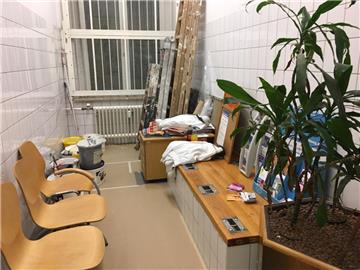Polizeirevier Geestemünde: In dieser Zelle gibt es jetzt einen Warteraum für Besucher.