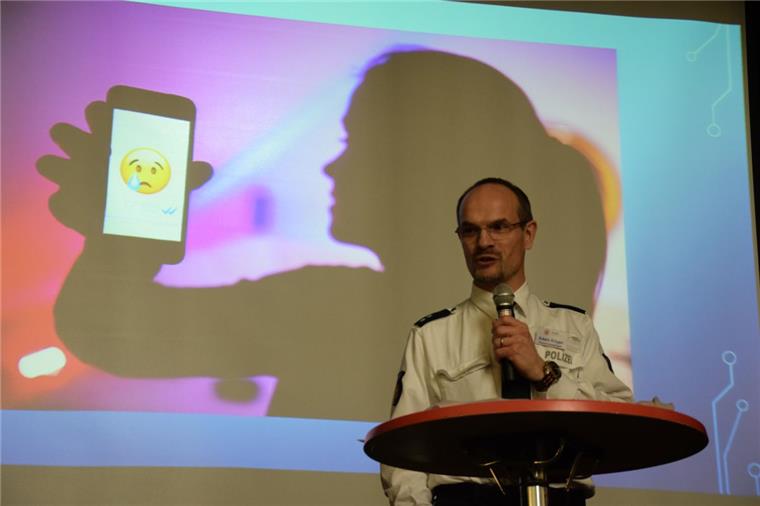 Nordenham: Cybermobbing trifft schon Grundschulkinder Polizist Edwin Krüger weiß, was Kinder und Jugendliche beim Cybermobbing auszustehen haben.