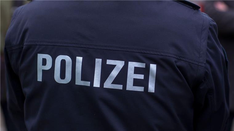 Polizei sucht nach Angriff auf Berliner Schüler Zeugen Polizist in Uniform.
