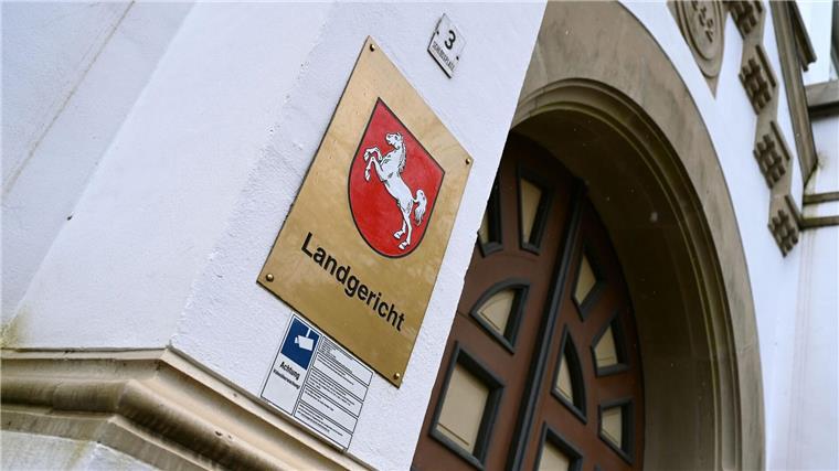 Polizist wird zu zwei Jahren auf Bewährung verurteilt. (Symbolbild)