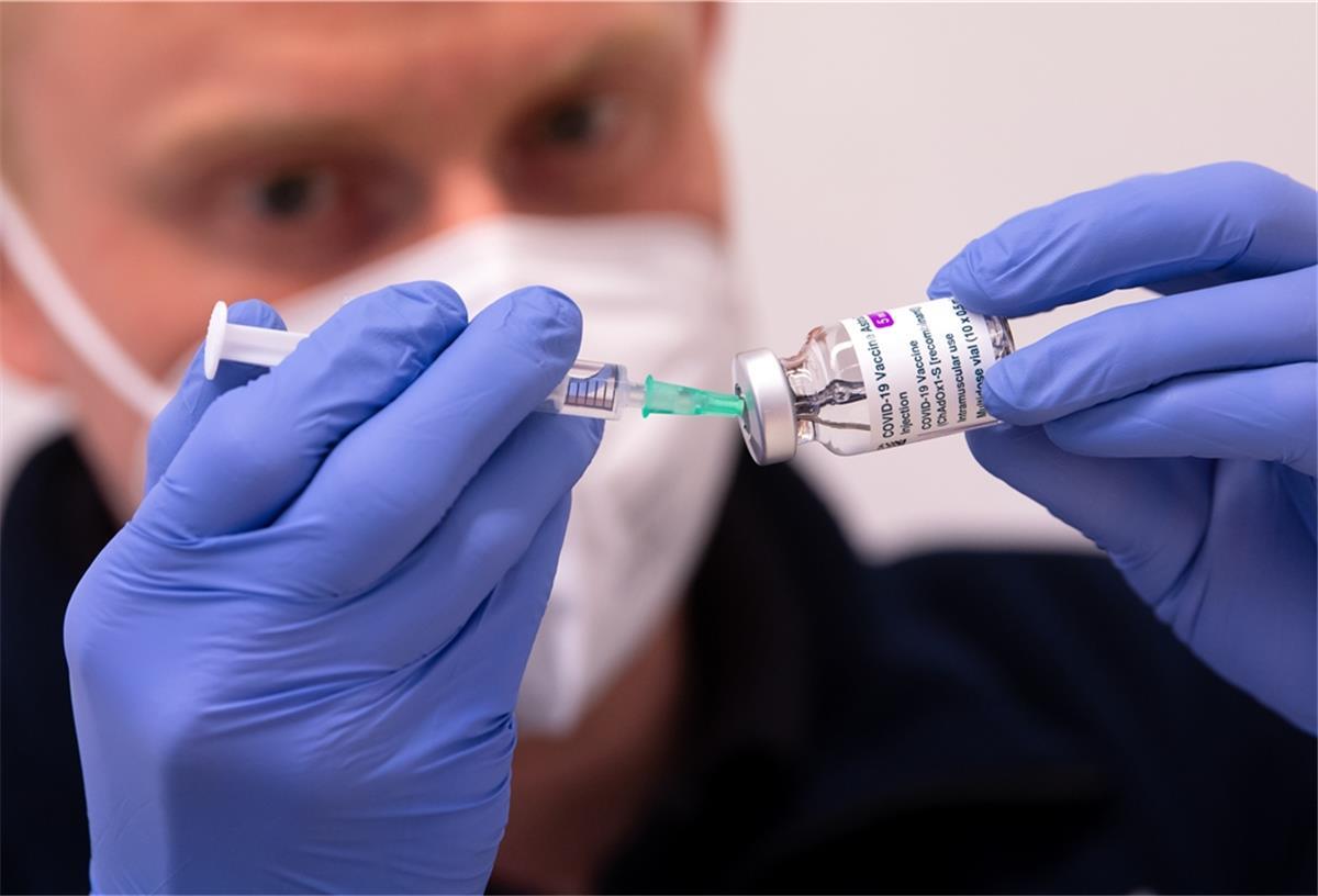 Ein Mitarbeiter bereitet im Impfzentrum der Polizei den Corona-Impfstoff von AstraZeneca für eine Impfung vor. 