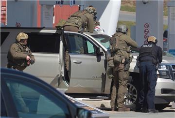 Polizisten bereiten sich darauf vor, an einer Tankstelle einen Verdächtigen in Gewahrsam zu nehmen. Mindestens 17 Menschen sind in der kanadischen Provinz Nova Scotia nach Polizeiangaben getötet worden.