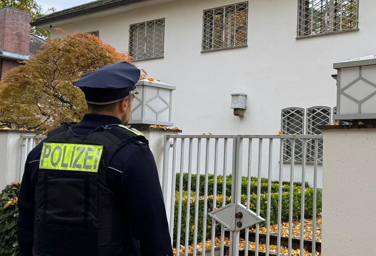 Promis und Weggefährten trauern um Jack White Polizisten eilten am Donnerstag zum Haus von Jack White in Berlin.