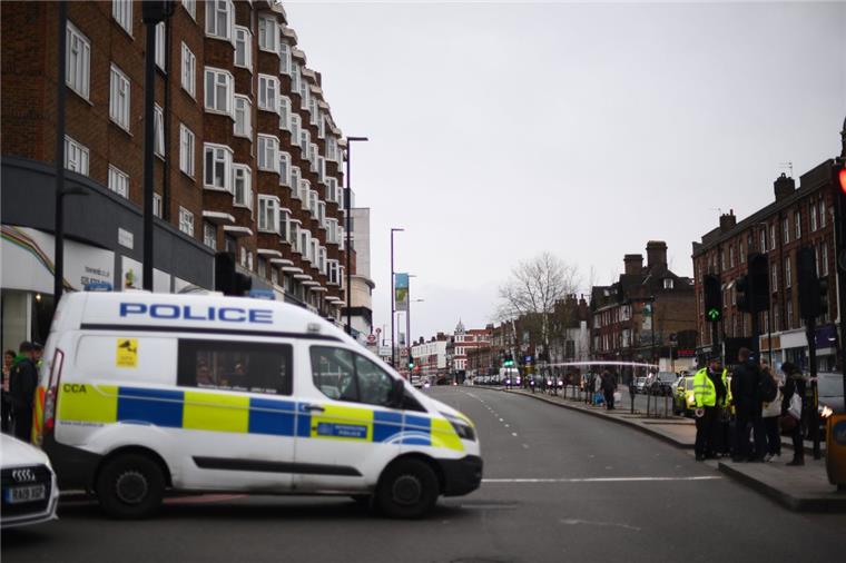 Verletzte bei Messerangriff in London: Polizei erschießt Täter Polizisten ermitteln am Tatort in der Streatham High Road, in der ein Mann nach Polizeiangaben mehrere Passanten niedergestochen hat.