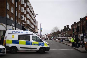 Polizisten ermitteln am Tatort in der Streatham High Road, in der ein Mann nach Polizeiangaben mehrere Passanten niedergestochen hat.