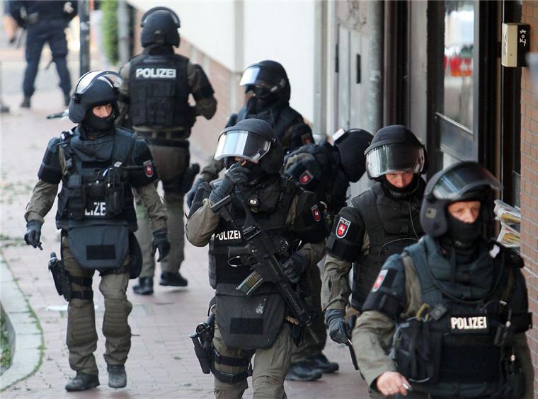 Fünf IS-Verdächtige in Deutschland festgenommen Polizisten haben auch in Hildesheim ein Gebäude gestürmtesheim (Niedersachsen).