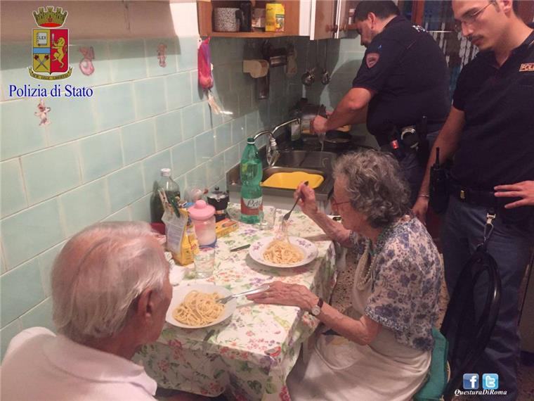 Diese Polizisten kochen Spaghetti gegen die Einsamkeit Polizisten haben ein altes einsames Ehepaar in Rom getröstet und für die beiden gekocht.