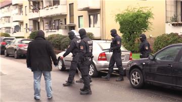 Polizisten haben in Bremen Wohnungen und Geschäfte von Salafisten durchsucht. 

