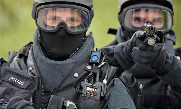Anti-Terror-Übung im Bremer Bahnhof mit 1000 Polizisten Polizisten machen in Bremen eine Anti-Terror-Übung.