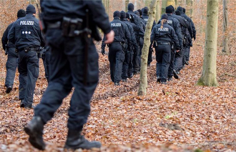 Vermisste Polizistin tot bei Hamburg entdeckt? Polizisten sichern den Fundort einer Leiche im Sachsenwald bei Aumühle (Schleswig-Holstein) ab.
