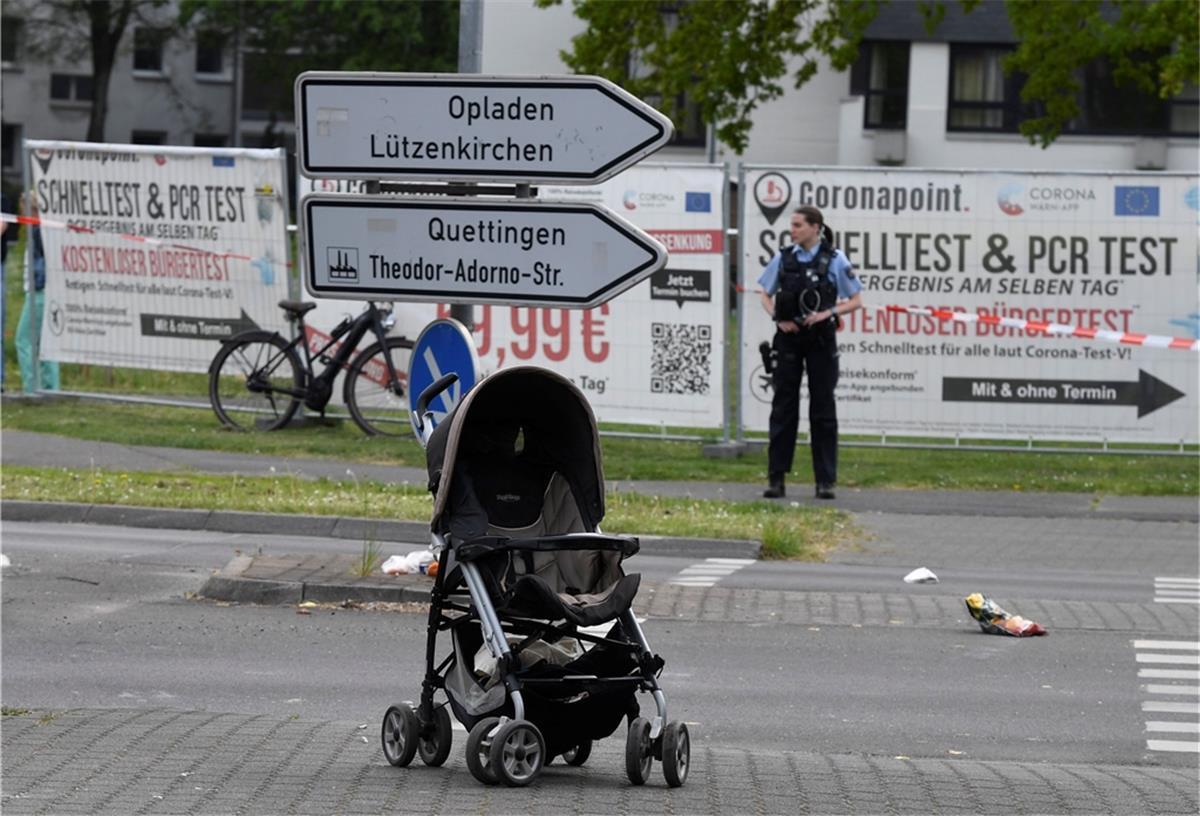 Polizisten sichern den Unfallort, nachdem an einem Kreisverkehr ein Autofahrer in eine Menschengruppe gefahren ist. Dabei wurde eine 30 Jahre alte Frau und ihre beiden Kinder im Alter von neuen und elf Jahren verletzt. Der Fahrer sei zunächst geflüchtet, aber dann gestellt worden. 
