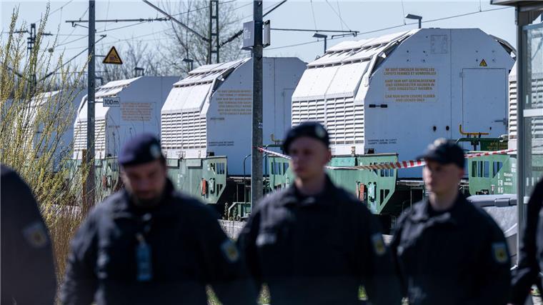 Polizisten sichern einen Zug mit Castor-Behältern ab.