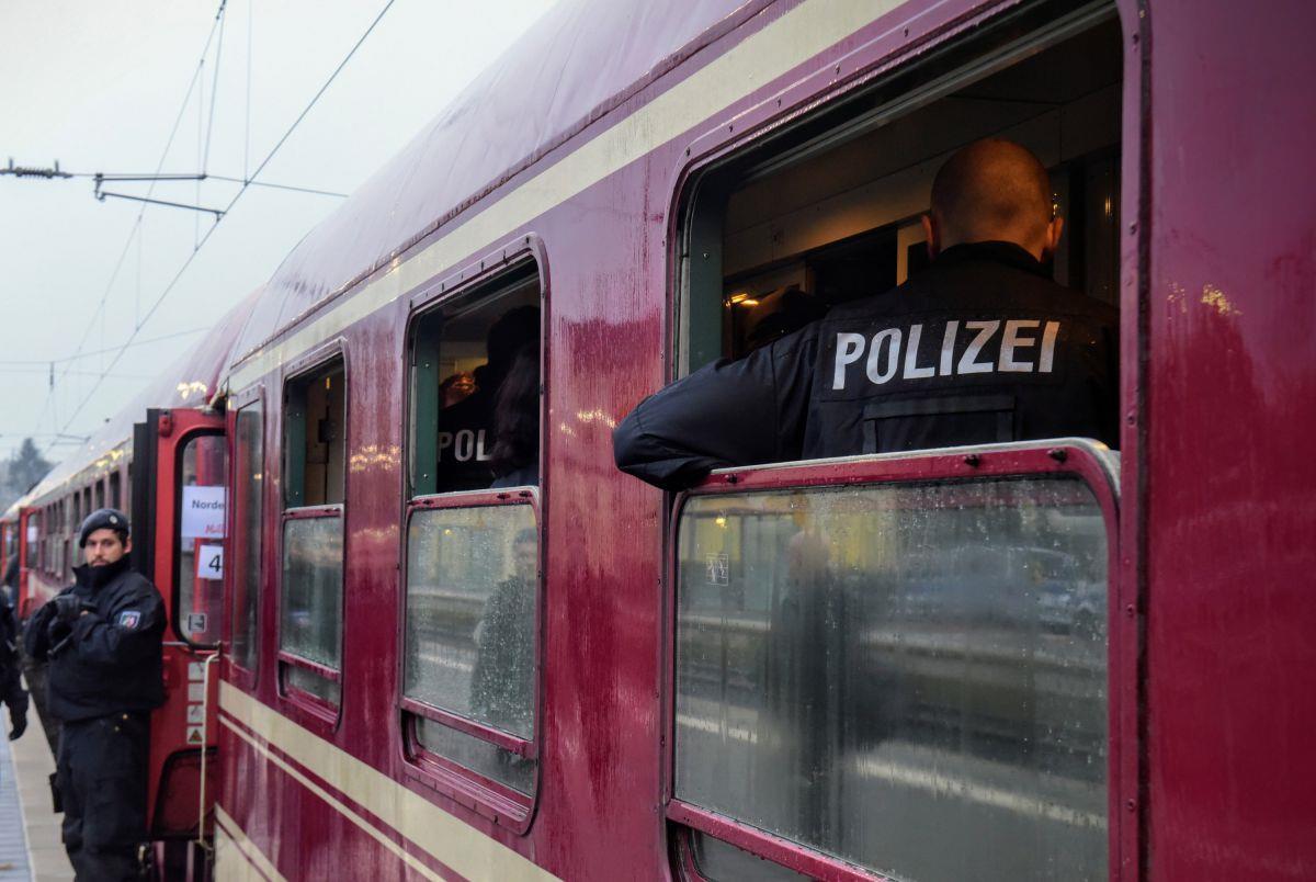 Flaschenwurf aus Partyzug: 31-Jähriger stellt sich auf Rückfahrt Polizisten sind mit der Spurensuche im Partyzug beschäftigt und nehmen die Personalien der Fahrgäste auf.