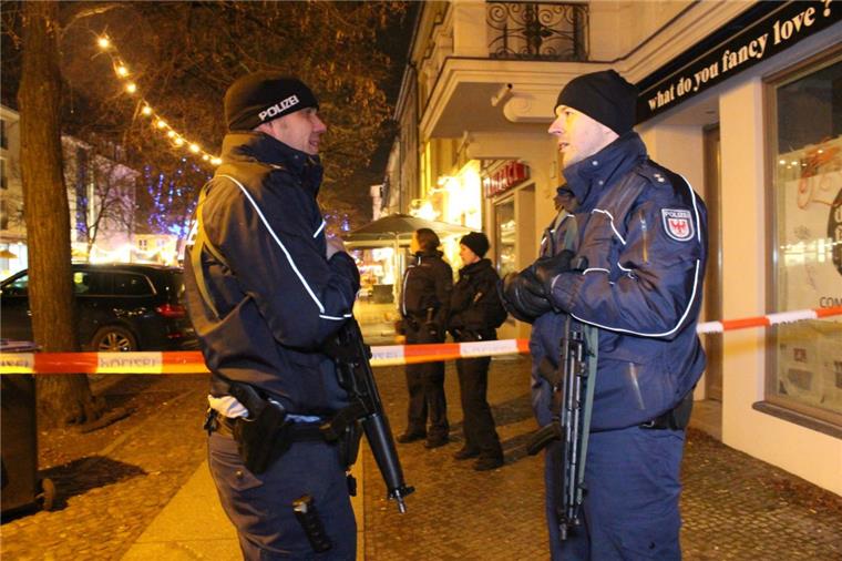 Polizisten sperrten nach dem Fund einer Paketbombe am Freitag den Weihnachtsmarkt Potsdam ab. Nun haben die Ermittler neue Erkenntnisse zu dem Fall präsentiert.