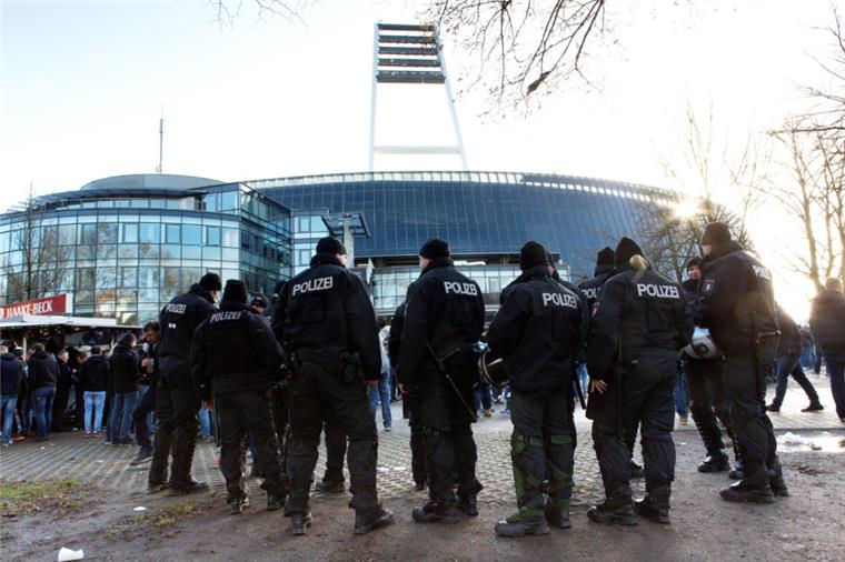 Bremen: Hooligans planen Angriff auf Engländer Polizisten stehen vor dem Stadion