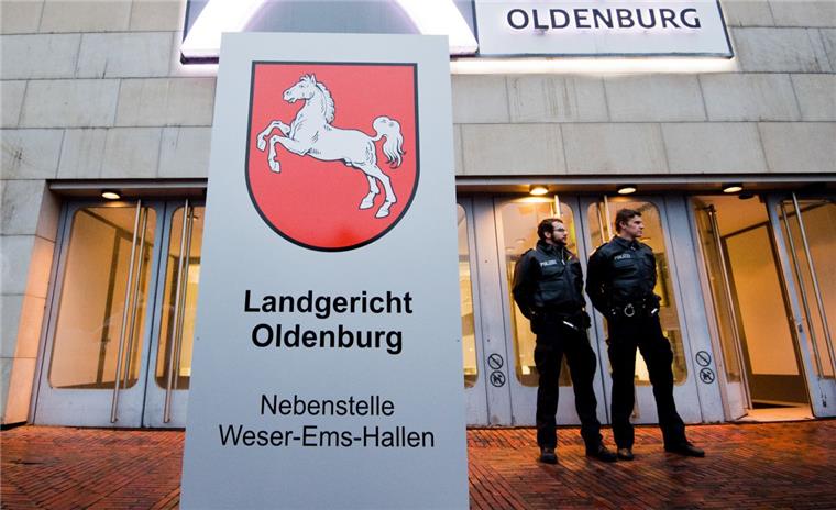 Patientenmörder Niels Högel steht erneut vor Gericht Polizisten stehen vor den Weser-Ems-Hallen zum Prozessauftakt gegen den wegen vielfachen Mordes Angeklagten Niels Högel.