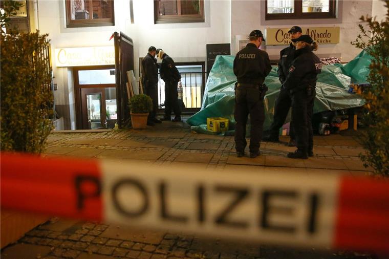 Kein Appetitanreger in Hamburger Restaurant: Polizei findet Toten im Fußboden Polizisten stehen vor einem Restaurant in Hamburg. In dem Restaurant im Stadtteil St. Georg hat die Polizei eine Leiche gefunden. Foto Marks/dpa