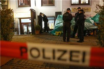 Polizisten stehen vor einem Restaurant in Hamburg. In dem Restaurant im  Stadtteil St. Georg hat die Polizei eine Leiche gefunden.  Foto Marks/dpa
