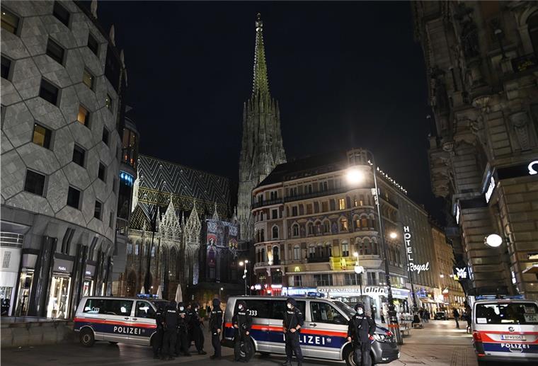 Terror in Wien: Spur führt nach Bremen Polizisten stehen Wache vor dem Stephansdom bei einem Trauergottesdienst für die Opfer einer Terror-Attacke.