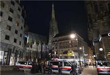 Polizisten stehen Wache vor dem Stephansdom bei einem Trauergottesdienst für die Opfer einer Terror-Attacke.