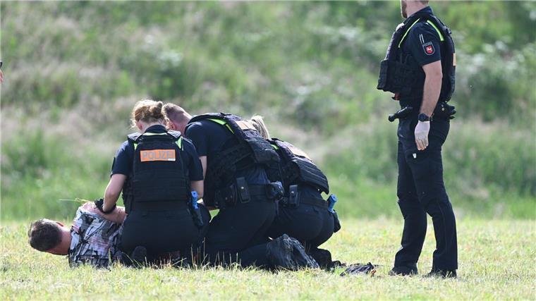 Großübung in Nordhorn mit 800 Einsatzkräften erfolgreich Polizisten stellen den mutmaßlichen Täter.