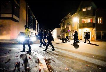 Polizisten ermitteln im Zentrum von Kongsberg nach einer Gewalttat. 